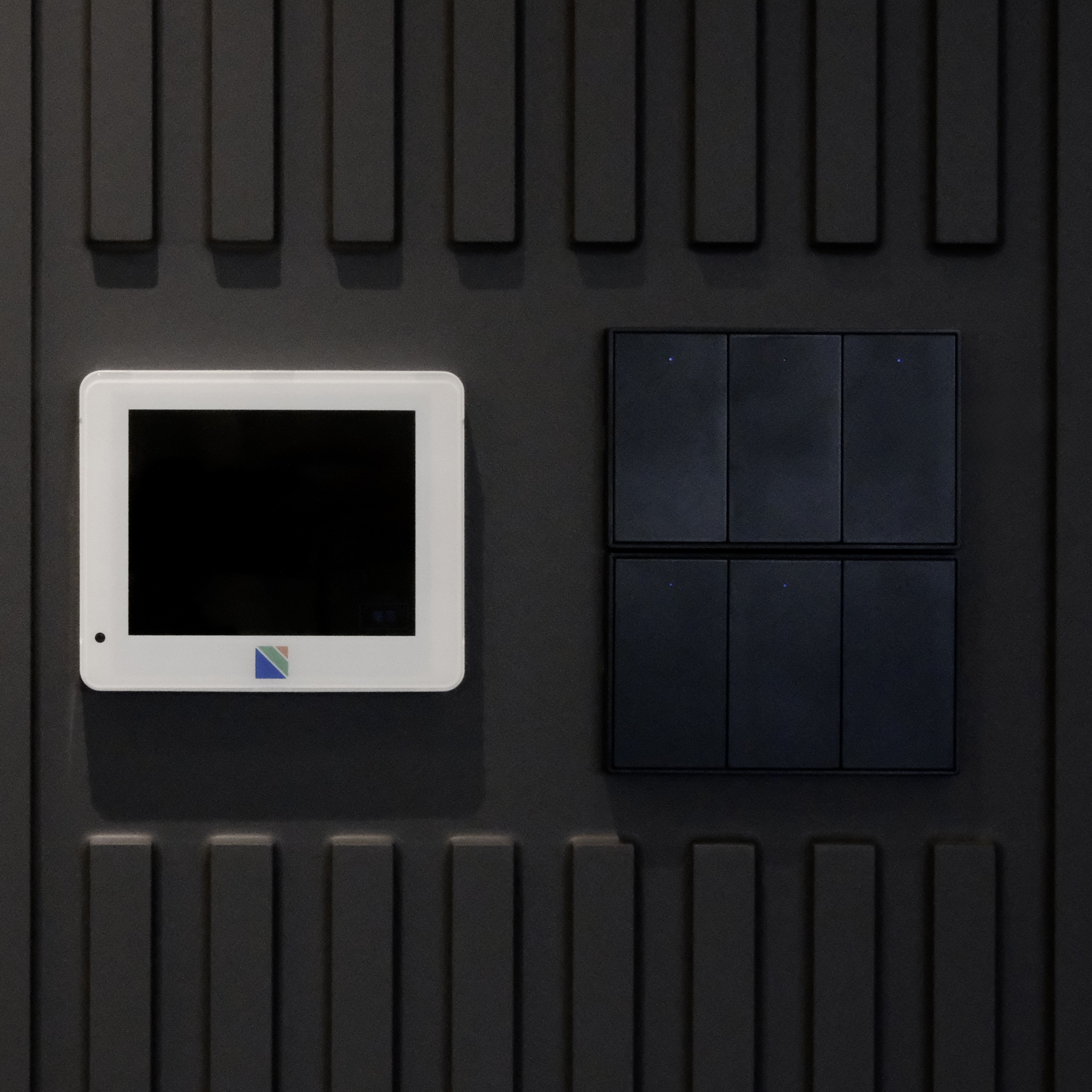 在黑色的垂直線條牆面上，兩組三鍵式的 Zemismart K606 智慧開關，與一台中央空調的觸控面板並列安裝。