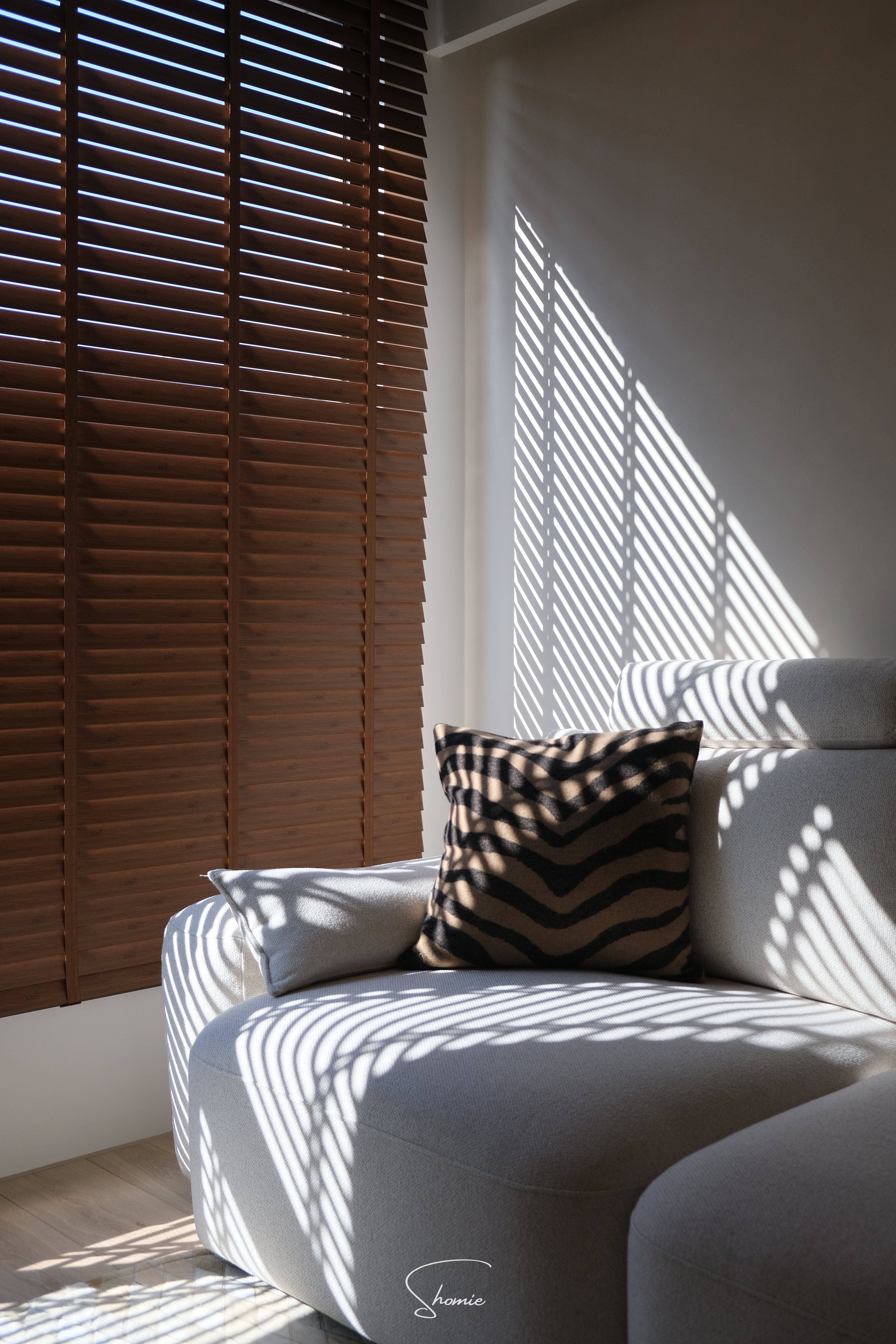 Zemismart K606 智慧開關的安裝範例，兩個開關垂直排列，其簡潔的白色面板與富有立體感的線板牆面形成優雅對比。