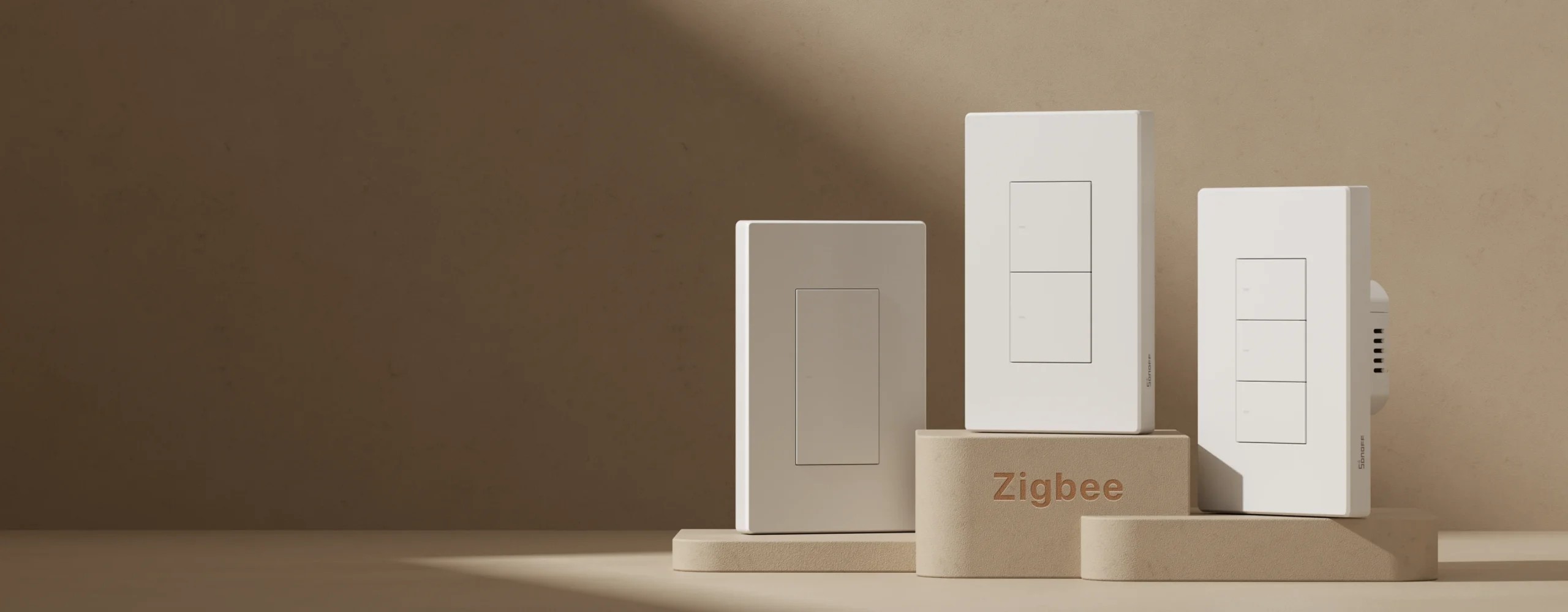 在簡約的大地色背景前,Sonoff M5 Matter 智慧開關以其俐落的白色面板設計,展示了一至三鍵的完整系列,呈現現代居家美學。