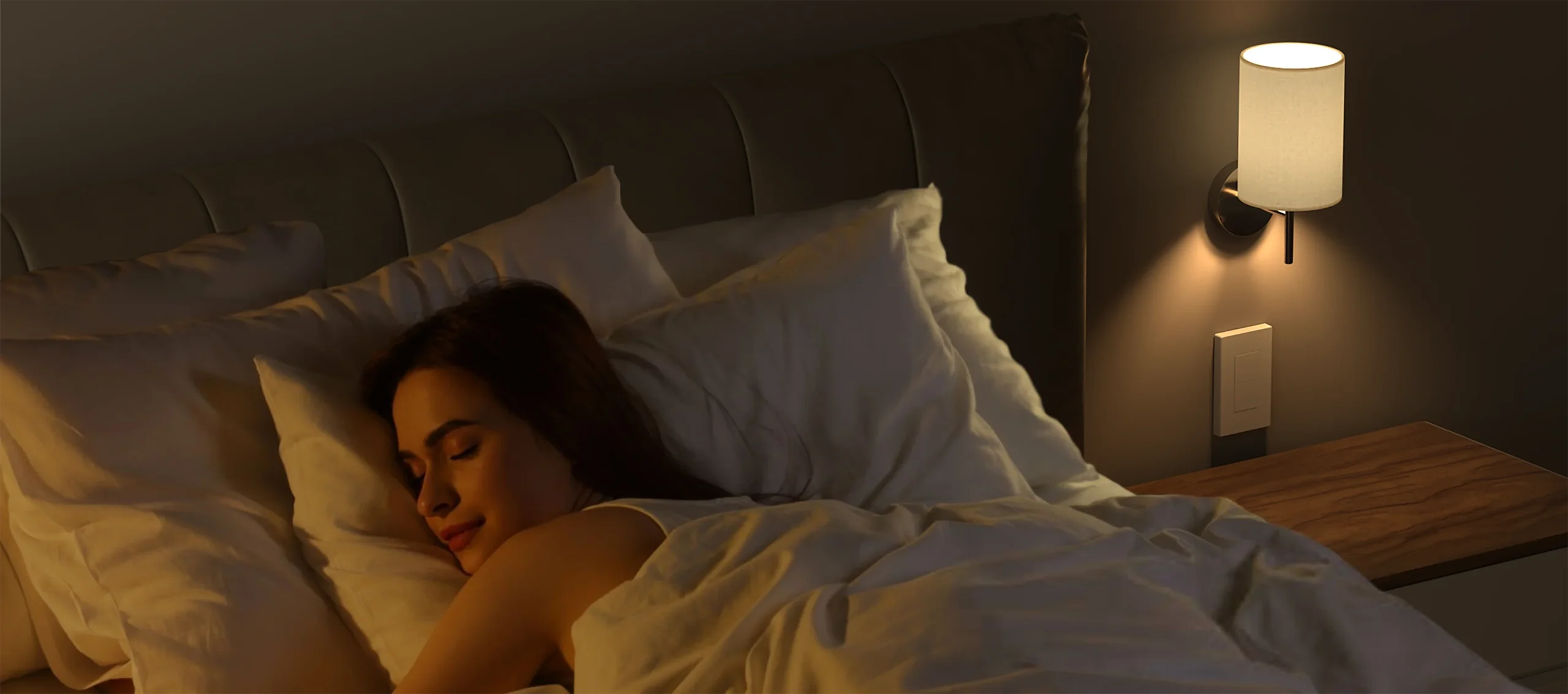 在寧靜的臥室中,Sonoff M5 Matter 智慧開關安裝於床頭牆面,上方一盞壁燈正散發著柔和的暖光,照亮沉睡中的使用者。