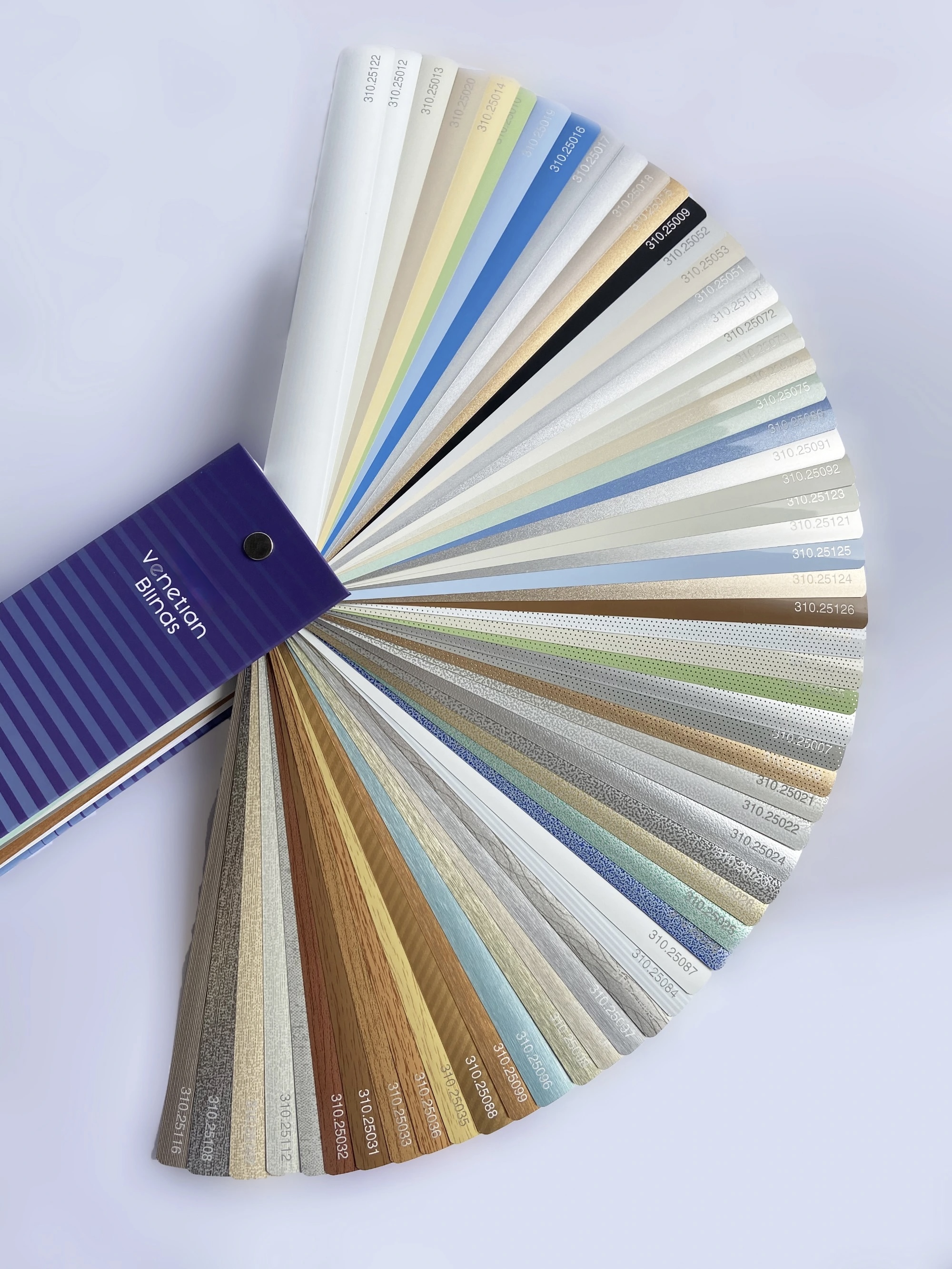 Zemismart Matter 智慧鋁百葉簾的顏色與材質色票本，如扇形般展開，展示了數十種包含純色、金屬、木紋與紋理飾面的可選款式。