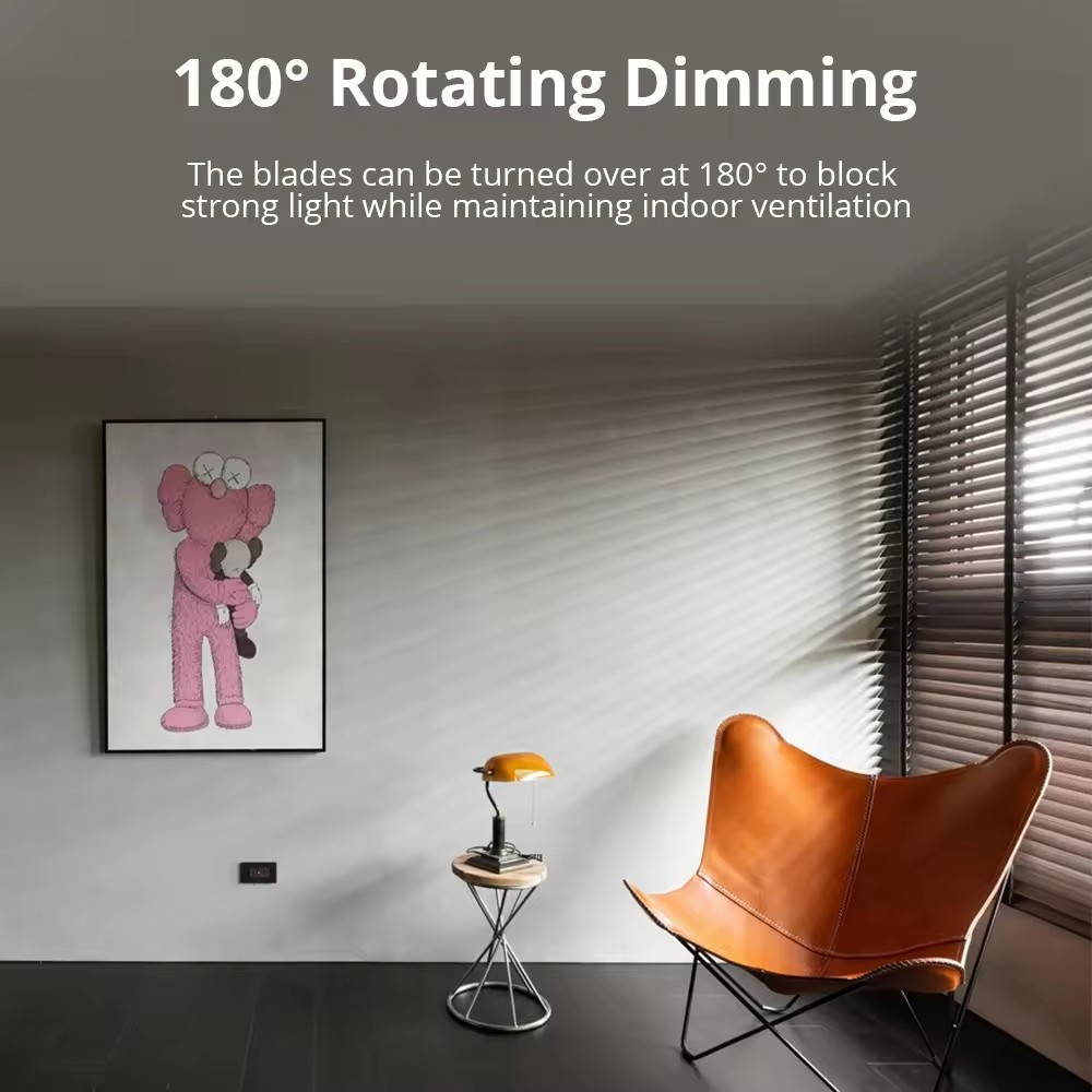 在一個現代風格的客廳中，Zemismart Matter 木百葉簾的葉片被調整了角度，讓光線以斜線條紋的方式投射在牆面上，展示了其優異的調光功能。