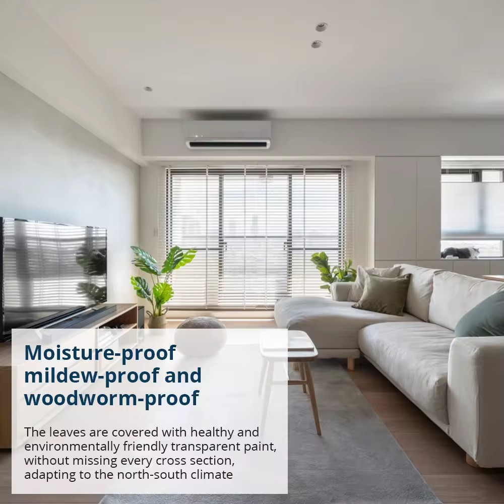 在明亮的現代客廳中，白色的 Zemismart Matter 智慧木百葉簾安裝在落地窗上，其防潮防霉的特性使其非常適合台灣的氣候。