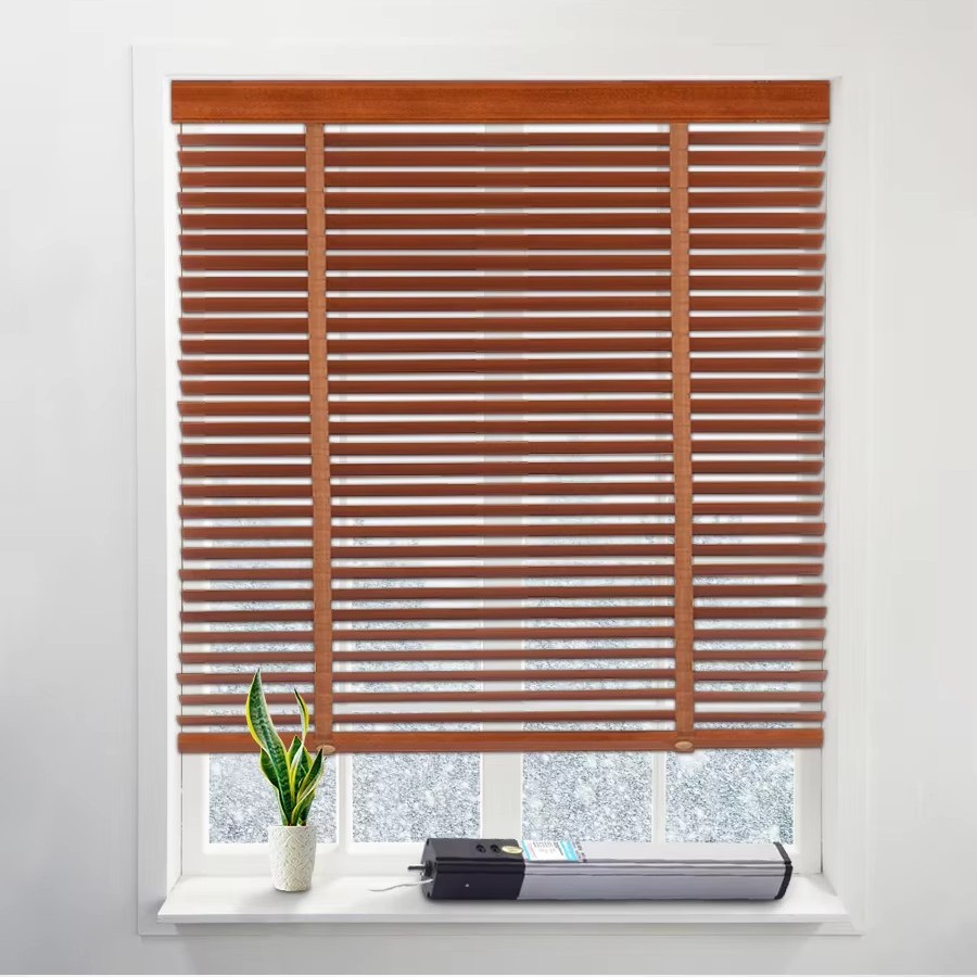 一扇安裝在窗戶上的 Zemismart Matter 智慧木百葉簾,其溫暖的木質葉片已完全放下。