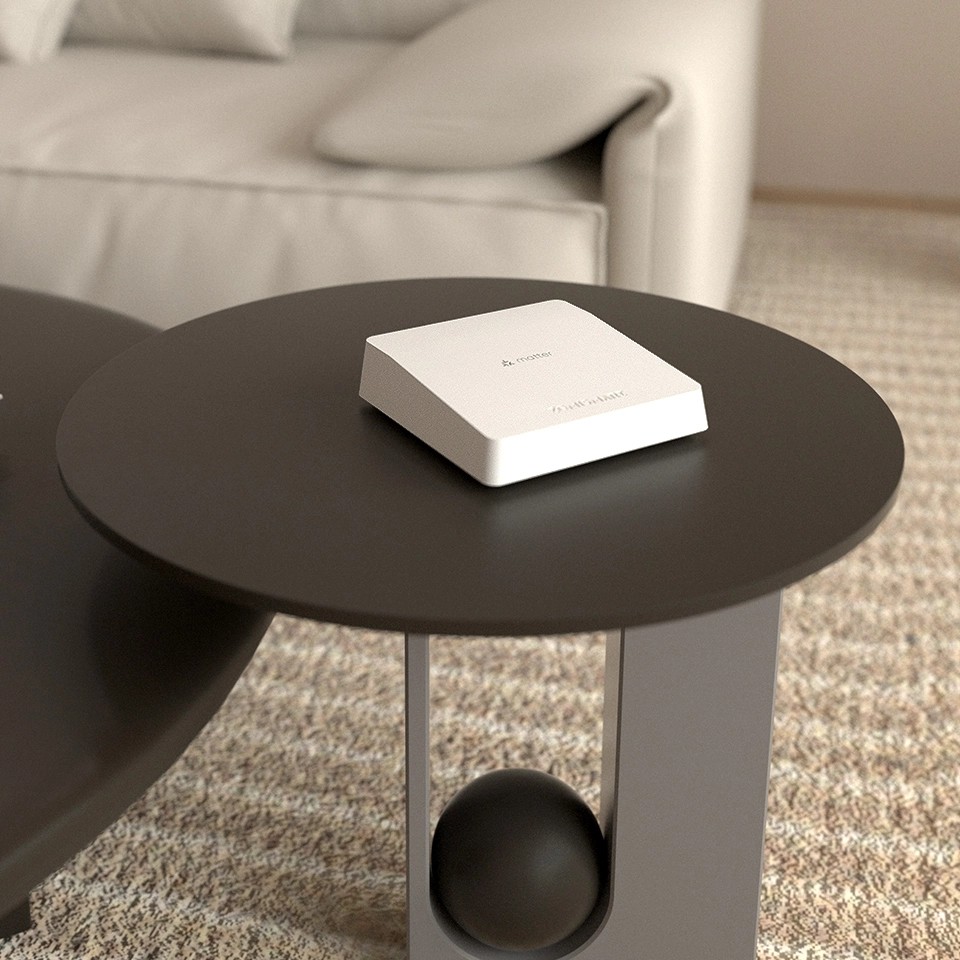 Zemismart M1 Matter 智慧網關的極簡設計，使其能完美融入居家裝潢，圖片中它就像一個優雅的擺設，靜置於客廳的設計感邊桌上。