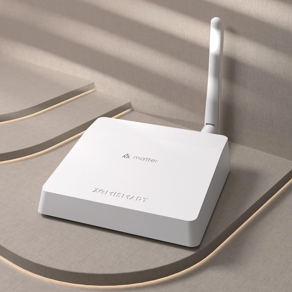Zemismart M6 Matter 智慧家庭中樞的產品形象圖，其純白機身搭配醒目的外接天線，放置在富有層次感的展台上，突顯其強大穩定的專業形象。